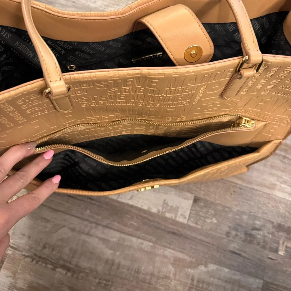 Steve Madden Large Logo Embossed Tote Tan Shoulder Bag Gold Hardware - Picture 8 of 12